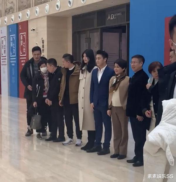 何猷君|赌王四太现身奢华艺术展，何猷君细心陪同，奚梦瑶没现身