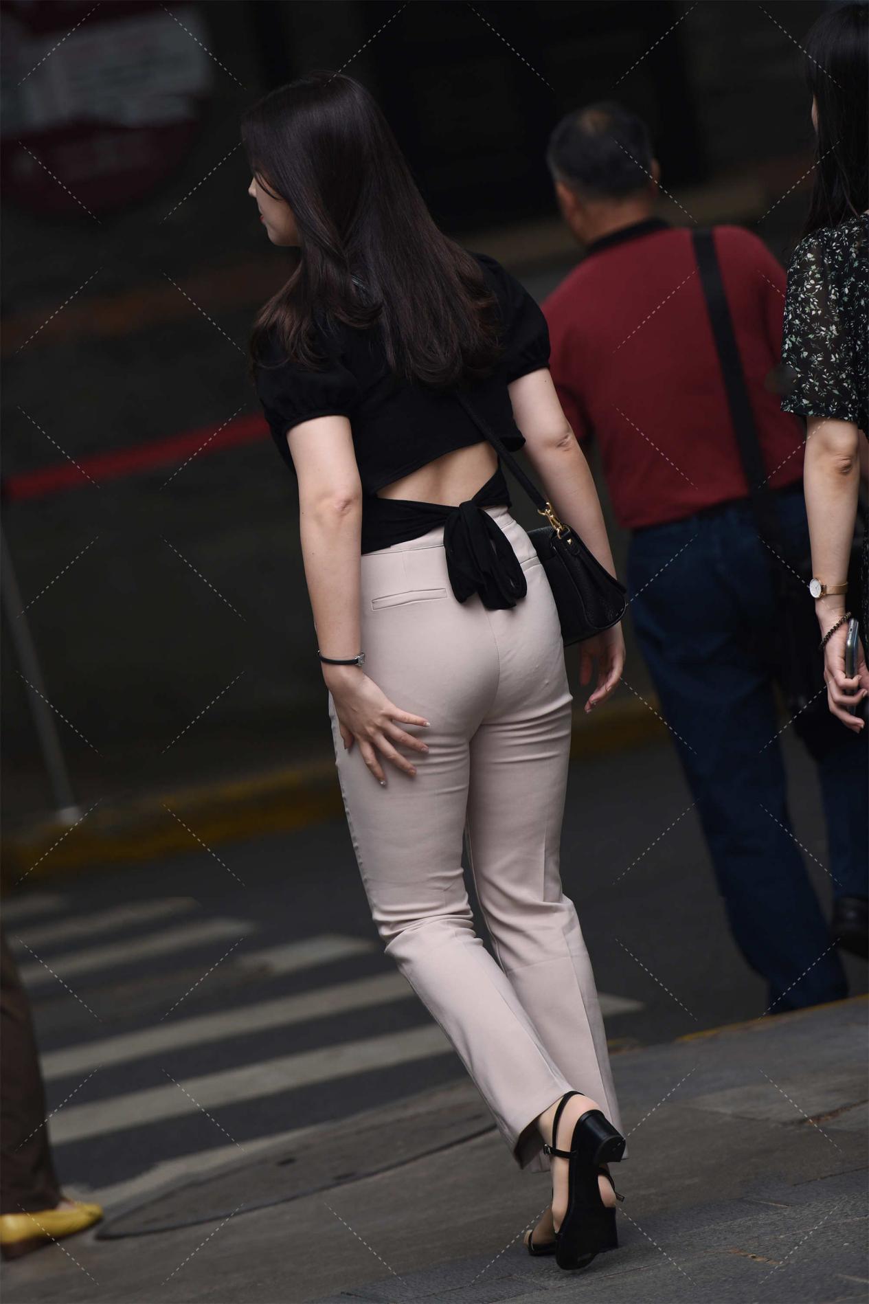 穿衣搭配|黑色圆领衫，搭配米色休闲裤，凸显年轻时尚感，轻松打造甜美女孩