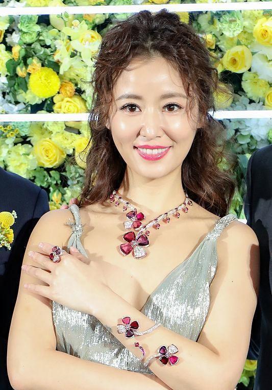 悦悦谈梓 林心如烫“泡面头”瞅着像老阿姨，却意外显脸小，一身珠宝好贵气