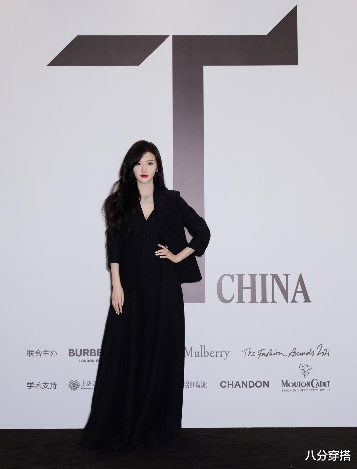 八分穿搭 景甜私服搭配好洋气，穿绿色卫衣配牛仔裤青春洋溢，少女感十足