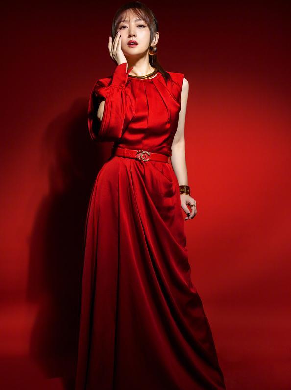 杨钰莹|杨钰莹深夜回宿舍被抓拍,有谁注意她脚上穿啥?普通大妈不敢尝试