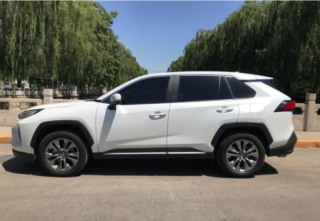 SUV|丰田这款车也成功了！入门7气囊，满油跑920Km，30天卖了15687辆