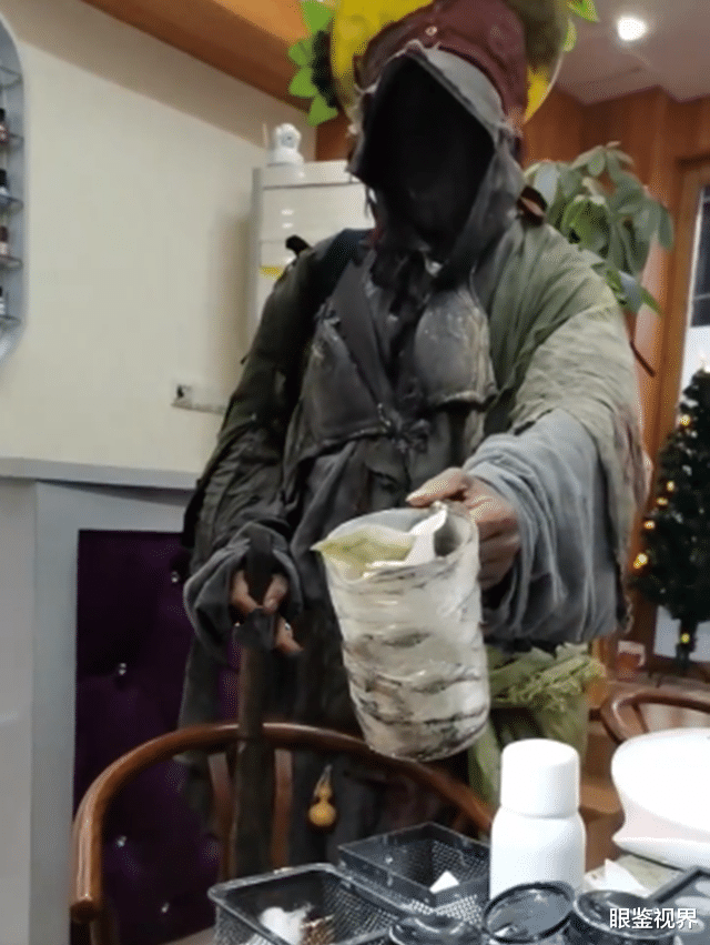 眼鉴视界 福建泉州现瘆人乞丐，扮相诡异讨钱还不说话，附近商家苦恼不已