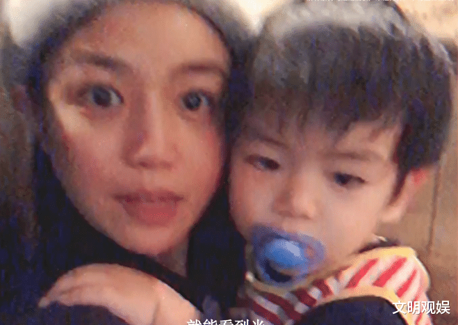 陈妍希|陈妍希曝光儿子正脸照,5岁小星星怼着镜头,长得像谁一望便知