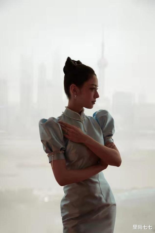 旗袍 吉娜罕见翻车,再穿旗袍秀曲线不输卡戴珊,却被芭比发型拖累