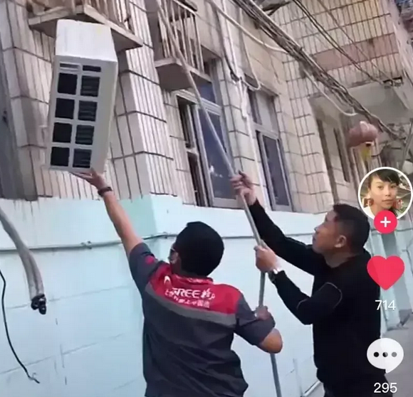 |孙卓新房间没空调？粉丝开车一小时送上门，合影孙爸握紧了小拳拳