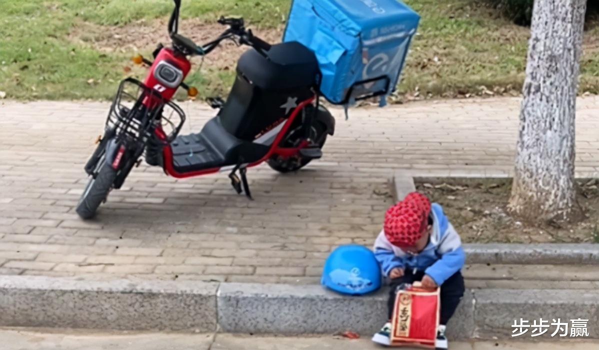 湖北:老婆跑了,孩子没人带,24岁外卖小哥背着儿子跑外卖