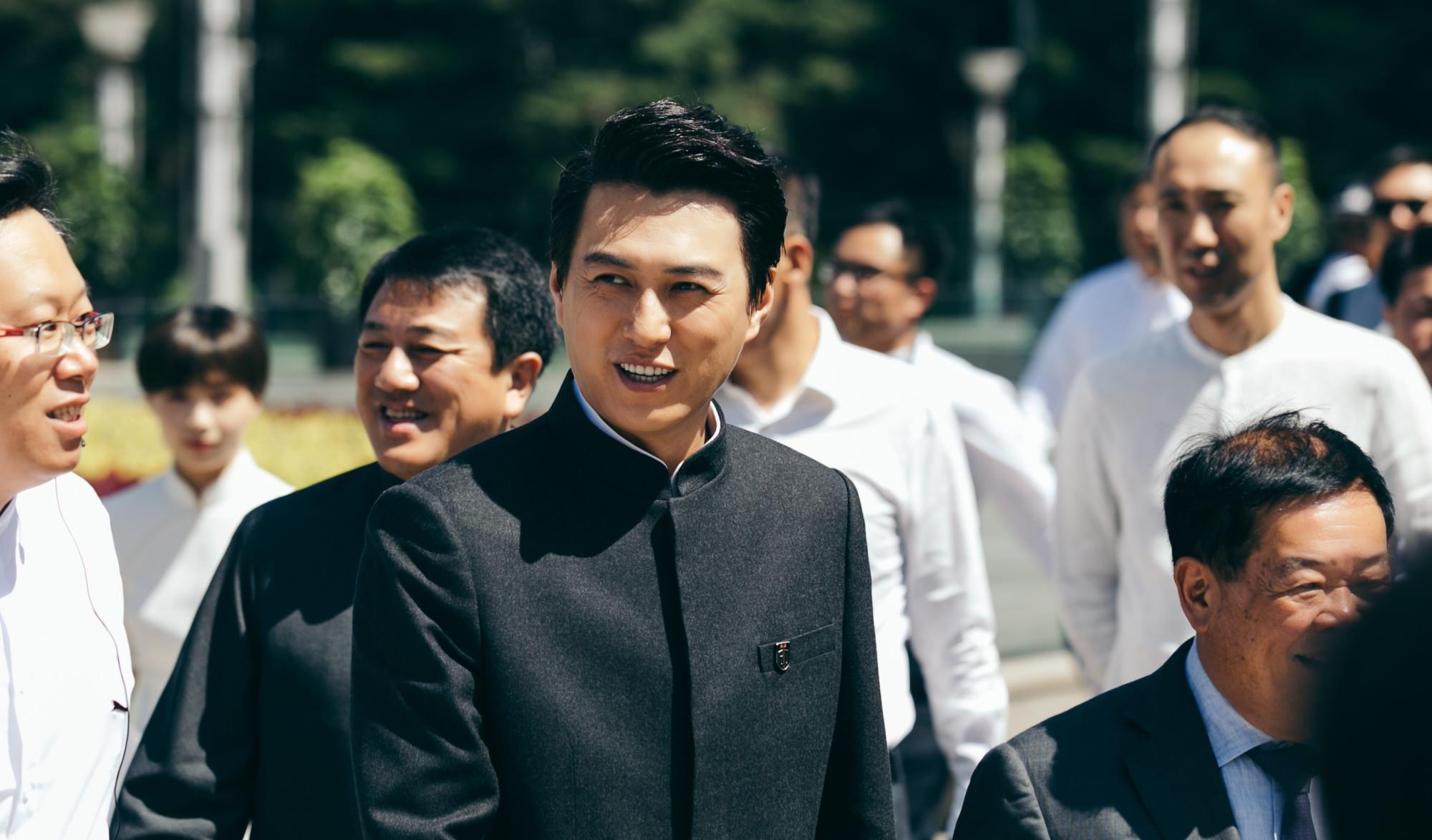 靳东|靳东《突围》双台将播，与秦岚搭档扮演夫妻，聚焦国企贪污腐败