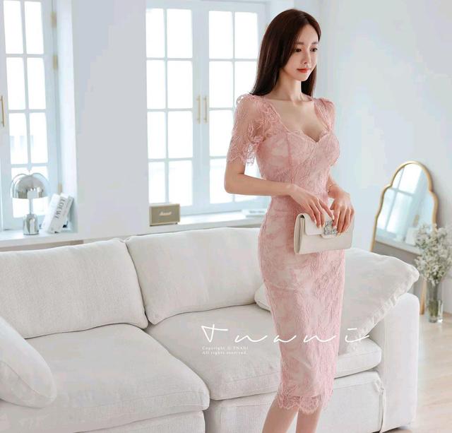 壹品穿搭|女神孙允珠高清时尚搭配：彩卷浪花粉蜜清新浮雕及膝裙