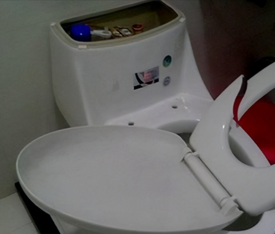 上完厕所，马桶盖关上还是打开？搞错了，难怪马桶又臭又黄