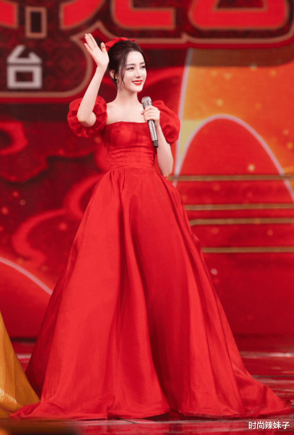 迪丽热巴|热巴挑战抹胸礼裙，看清效果后，谁还敢说她“粗大壮”