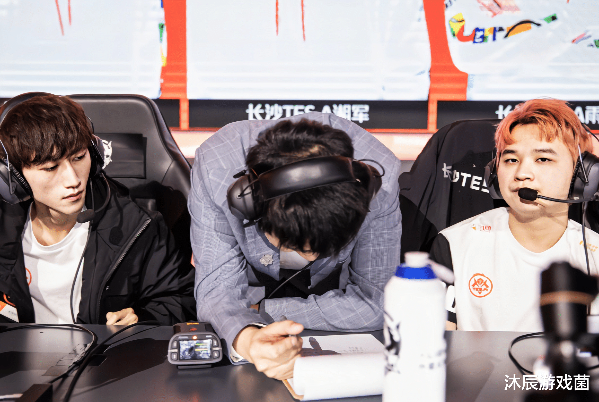 tes战队|TES湘军深夜发文独自庆生，面容憔悴无笑意，队友无一人在身旁