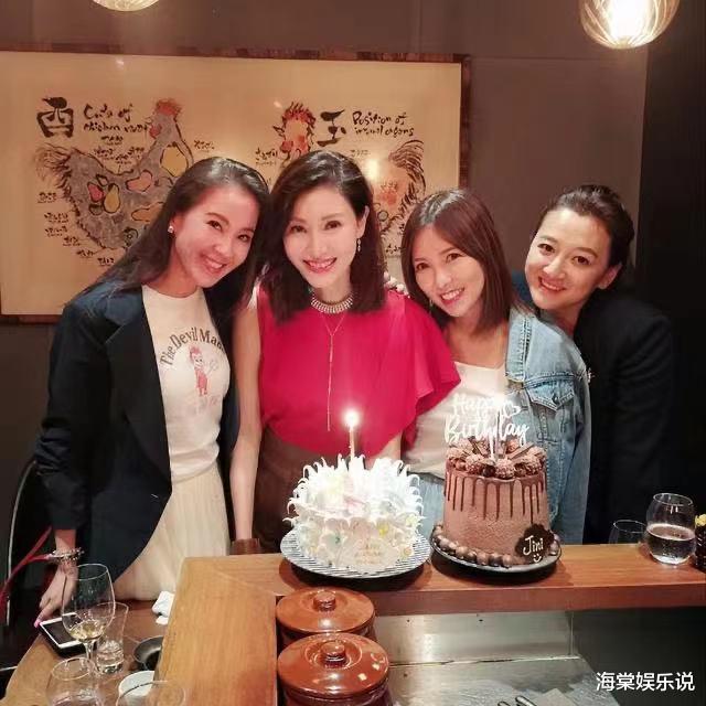 李嘉欣|李嘉欣4月26日和老公现身派对，内衣外披西装豪放，许晋亨太显老