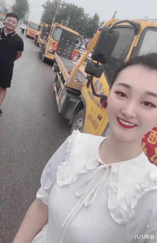 |朱之文儿媳换发型，黑长直剪了刘海气质都变了，曾开豪车去干农活