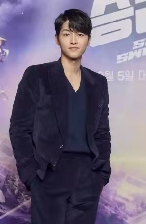 宋仲基|宋仲基离婚后颜值终于回春！穿黑西装贵气挡不住，晒黑后更man了