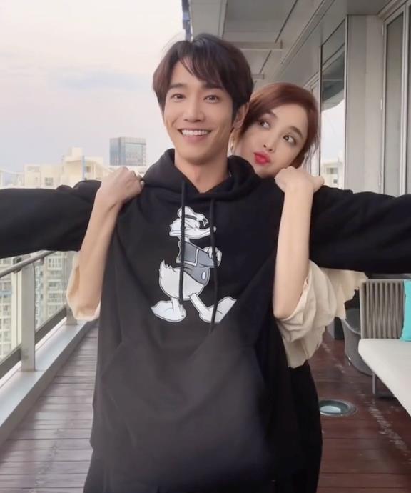 古力娜扎|28岁娜扎有新恋情？狂搂男方互动暧昧，业内人爆料早在一起？