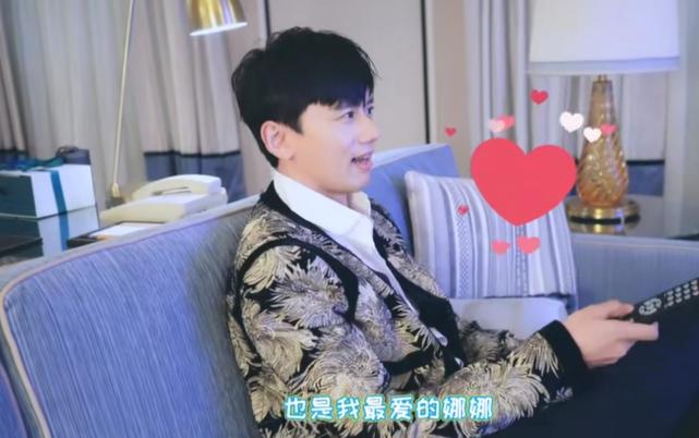 谢娜|谢娜跨年晚会表演失误，忘记戴耳返唱歌跑调，张杰电话反应高情商