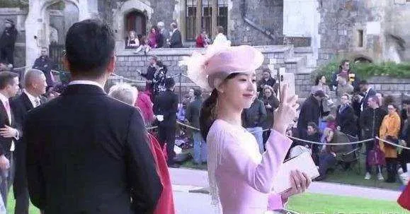 迪丽热巴|带5岁女儿爬山的章泽天,刚以1880亿身价成为最富90后