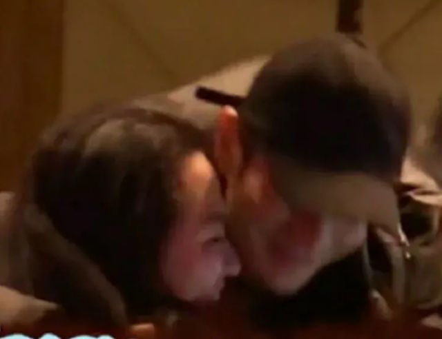 黄晓明|黄晓明深夜送女子回家, 看清对方正脸后, 网友:这不那谁吗?