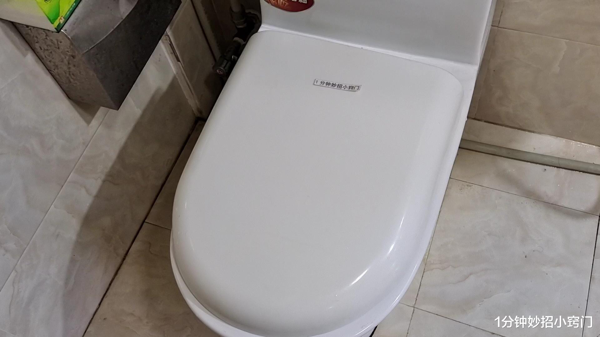 一次性口罩剪一剪,挂在马桶里,解决了家庭的烦恼,省钱又实用