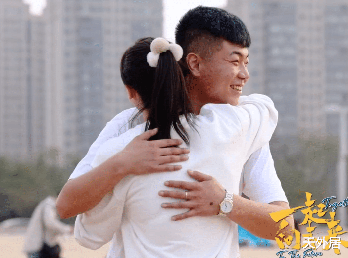 拥抱|中国奥运冠军女神即将大婚！孙一文镜头前拥抱男友，2人官宣恋情