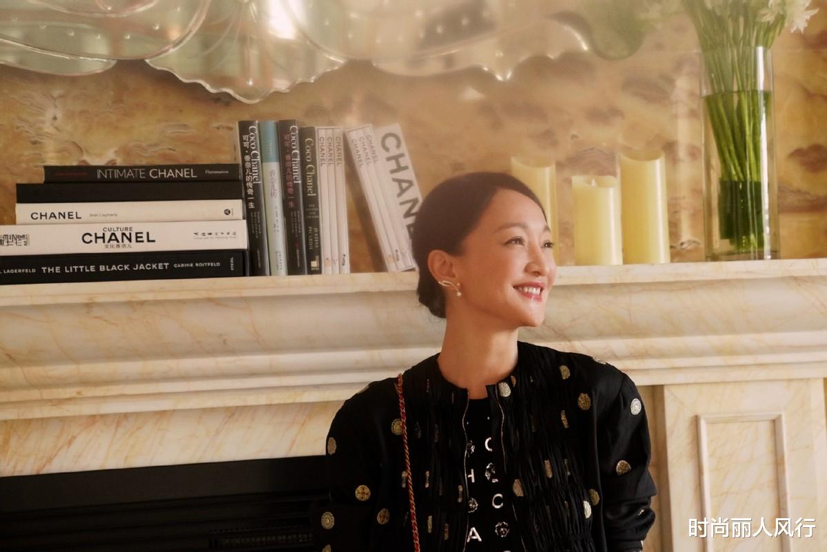 时尚丽人风行|周迅穿香奈儿真大胆!刺绣套装配黑丝一点不土,她穿Chanel从不翻车