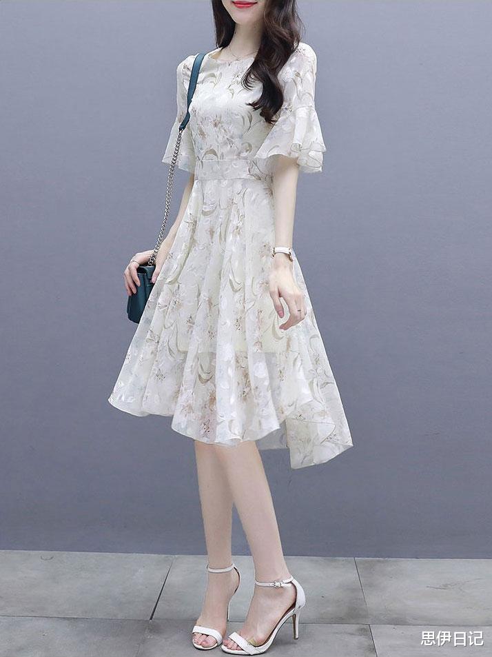 思伊日记|微胖女生的穿搭技巧，三招选择连衣裙，搭出好看的森系清新范