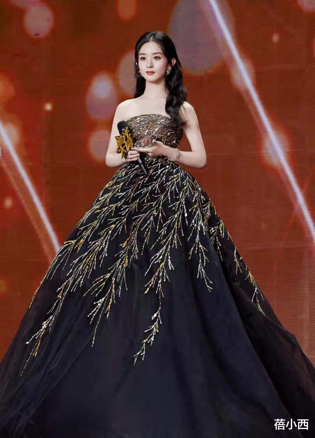 赵丽颖|赵丽颖风格一变时髦10倍，穿上宽下紧打扮走机场，气场不输女团