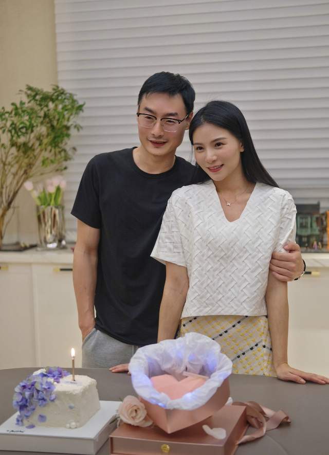 何姿|奥运冠军何姿老公当志愿者，穿防护服认不出，女儿默默陪伴太暖心