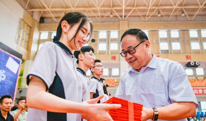 Ainee妈咪|为何有些孩子上大学以后,就很少和父母联系了?家长心里得有数