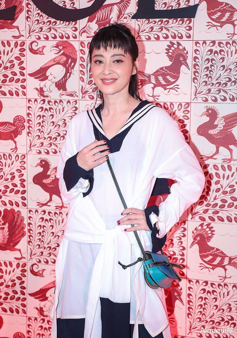 穿衣搭配|梅婷气质随性自然，顶着“狗啃刘海”配简约装，一点都不显老气