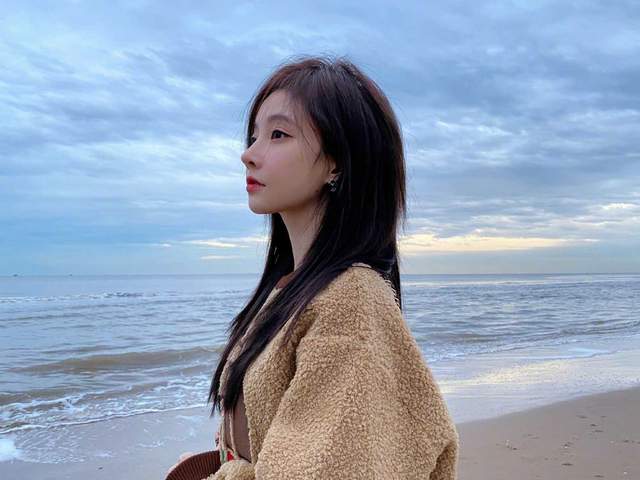 冯提莫|冯提莫假期花絮来袭，更新绝美自拍，与大海适配度满分