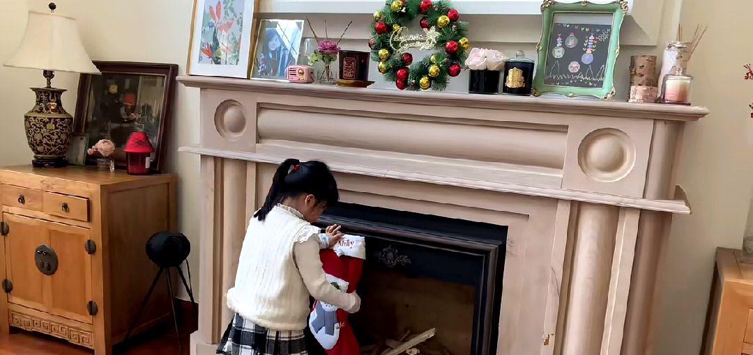 伊能静|伊能静提前为女儿布置圣诞树，画面温馨却暴露了秦昊驼背的坐姿