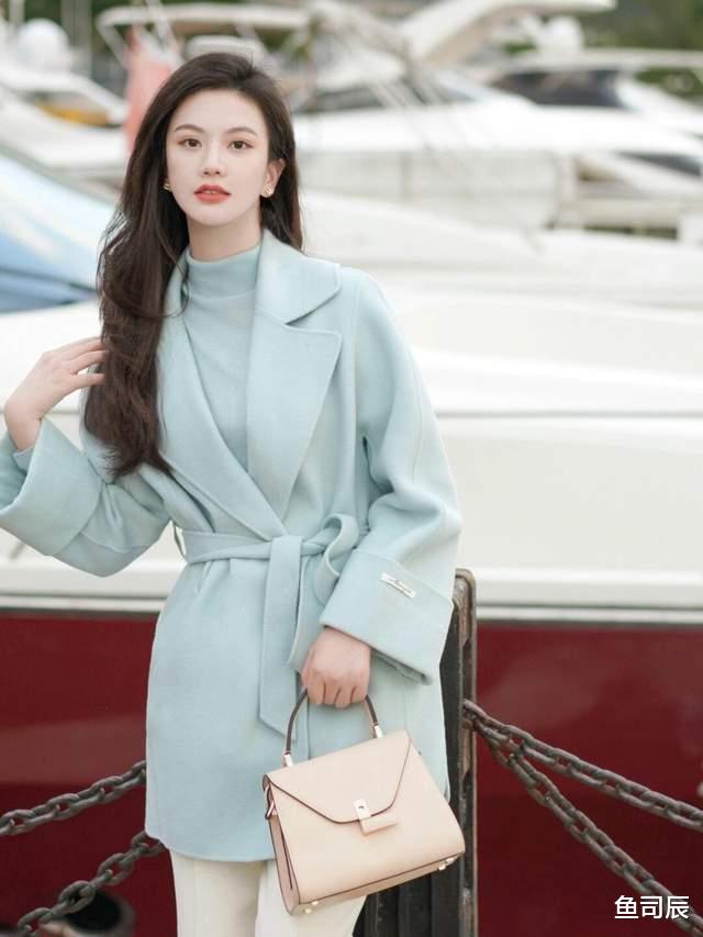 鱼司辰 冬天就要穿得保暖还好看，蓝绿色大衣+白色西装裤，知性又优雅