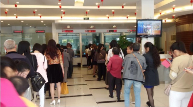 理财产品 银行出现一个“怪现象”，储户排队办理业务，窗口却只开2个