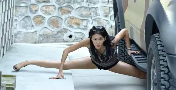 张蓝心|张蓝心时尚大片性感十足,腿长2米8在线怼网友,难怪成龙力捧