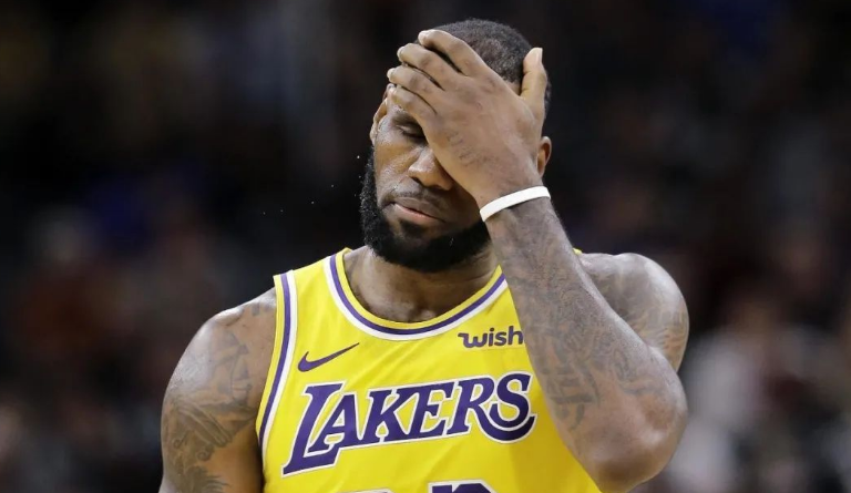 勒布朗·詹姆斯|詹姆斯有手感的時候，三分是真的準(zhǔn)，一般就是弧頂運兩下