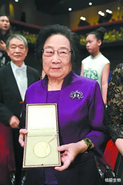 中国天眼 诺奖得主屠呦呦给中国医学科研人的启示：从事科研是为了名利吗？