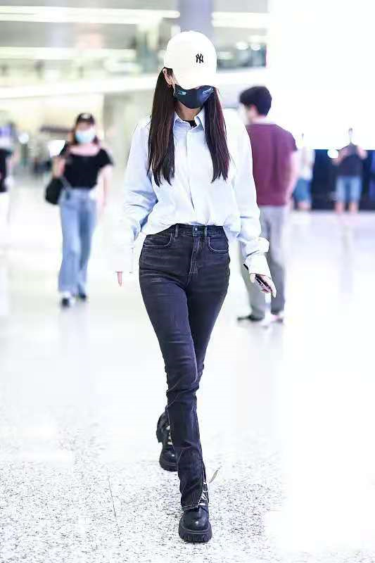 Angelababy|又被杨颖惊艳到！穿雾蓝薄纱礼服仙气十足，哪有半点“妈妈的样”