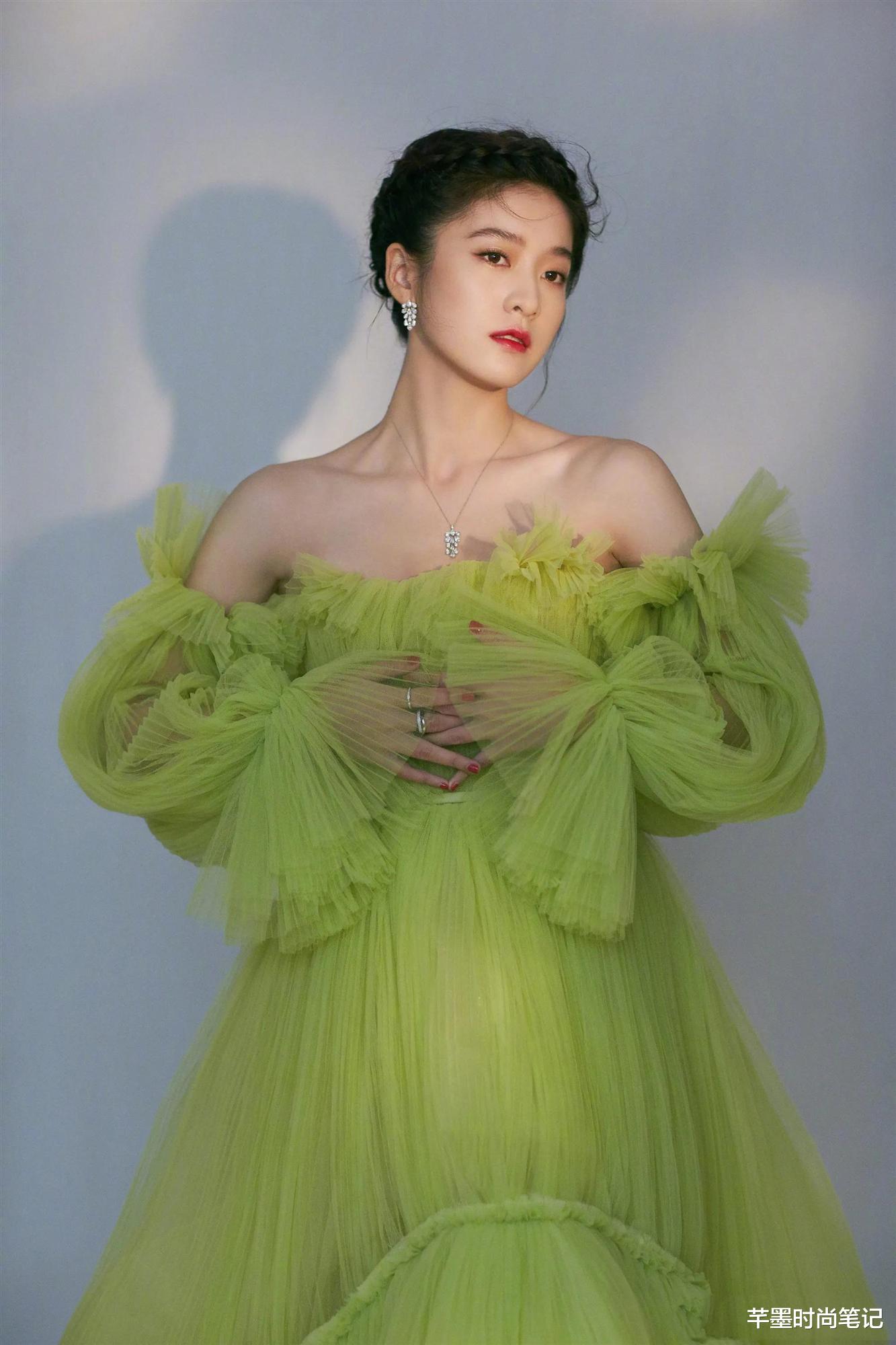 金智妮|张雪迎剪短发，素颜也这么美，穿橘色热短裤，好像“白雪公主”