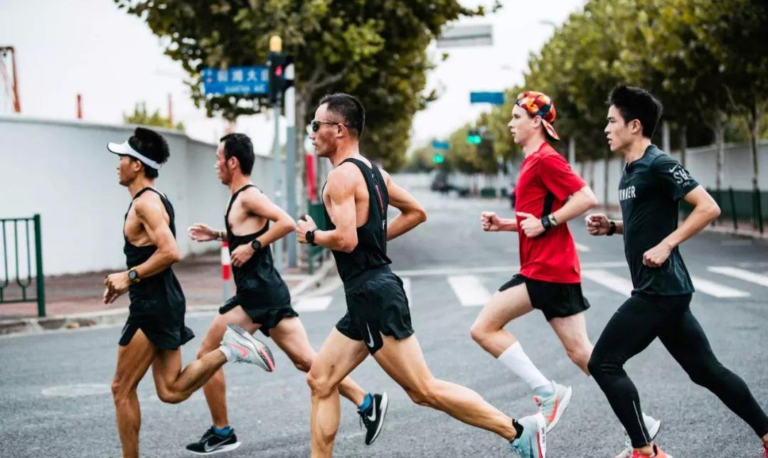 一员肌肉猛将|每天夜晚5公里,一年后身体会发生什么变化?不妨试着了解一下