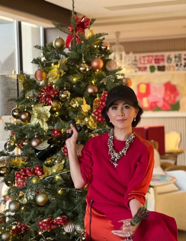 刘嘉玲|梁朝伟平安夜晒圣诞树，曝光上海古典别墅?，由刘嘉玲掷亿元购入