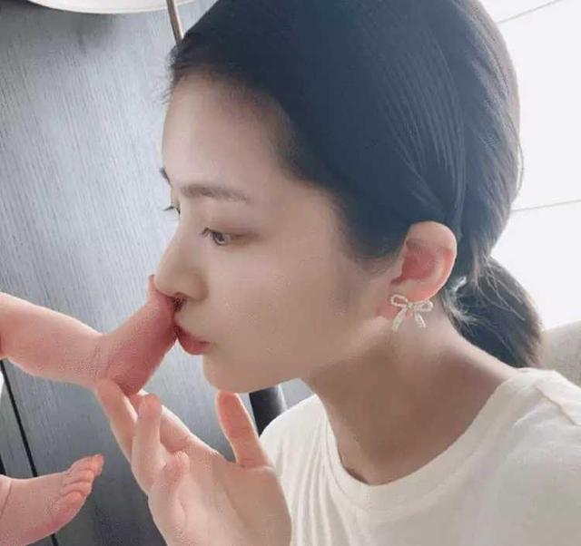 霍尊|杜淳女儿正面照首曝光，男方对“蛋饺”又亲又啃，小家伙颜值颇高