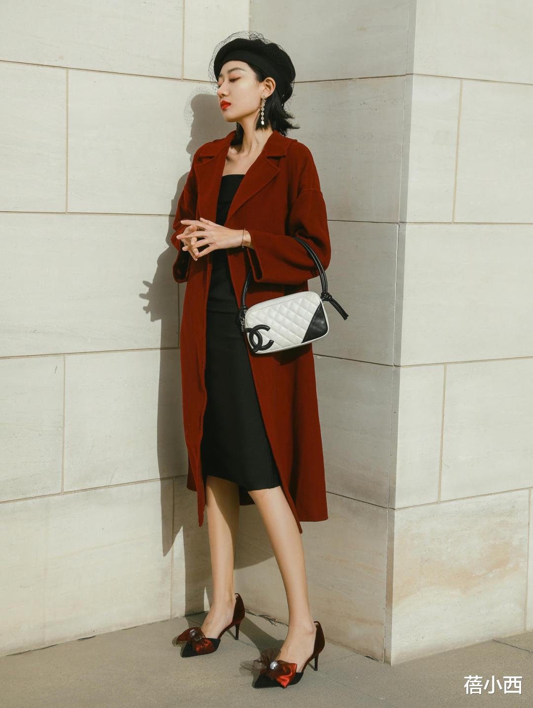 蓓小西 今年少穿羽绒服，多穿“大衣”，搭配连衣裙、半身裙，优雅又大气