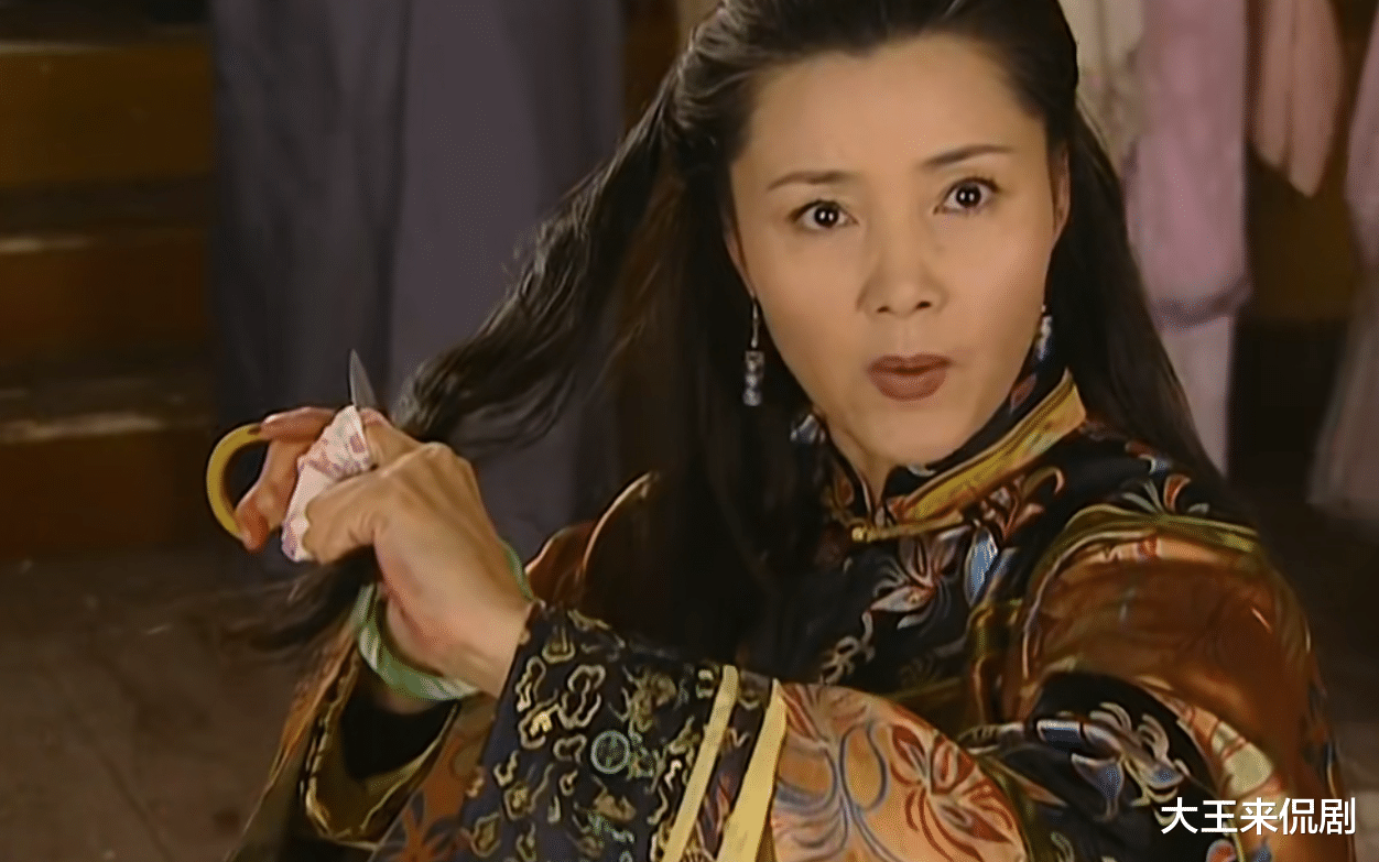 关晓彤|小燕子紫薇去冷宫，推开大门后，谁注意紫薇反应？难怪成知画闺蜜