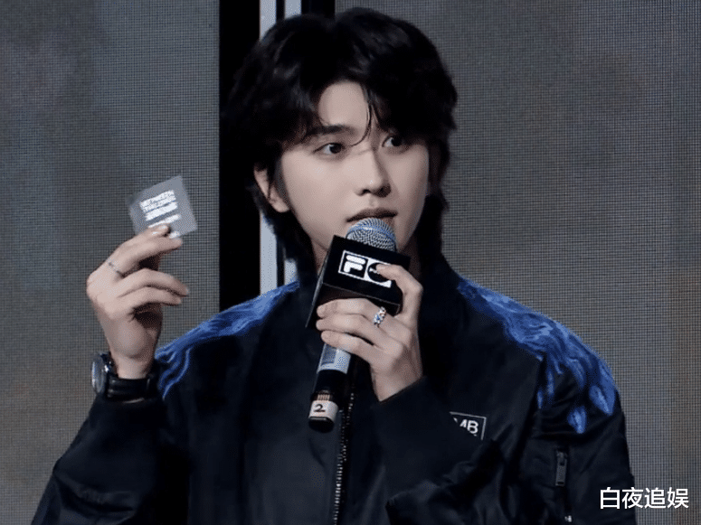 蔡徐坤|蔡徐坤真人颜值高不高？露脸品牌直播，无修镜头下的脸蛋真实了