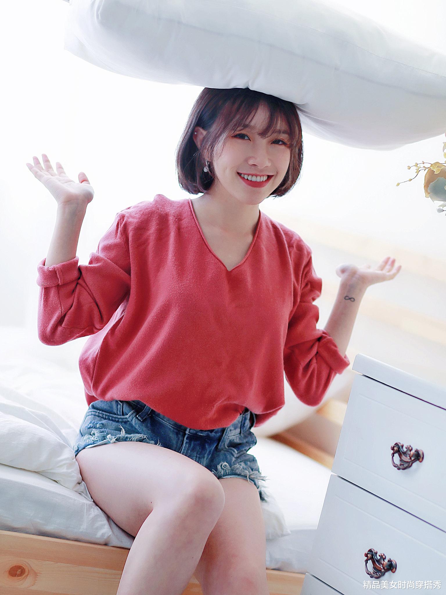 精品美女时尚穿搭秀|西瓜红色的针织衫上衣，下搭牛仔短裤，很是清凉，个性又时尚