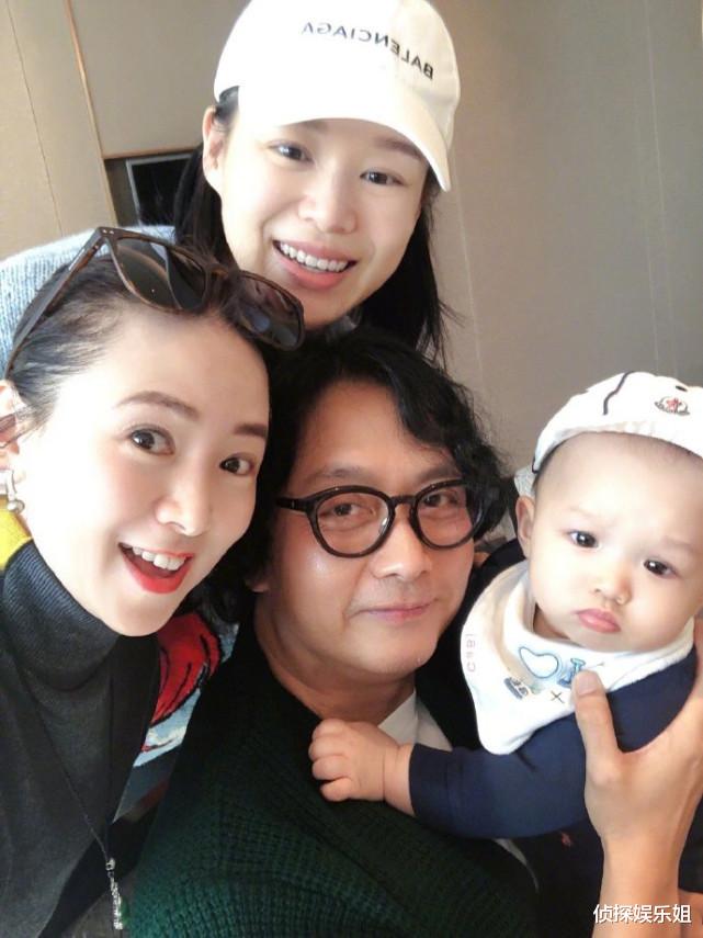 胡杏儿|胡杏儿老公现身活动,与爱妻闺蜜贴脸合影不避嫌,网友直呼不合适