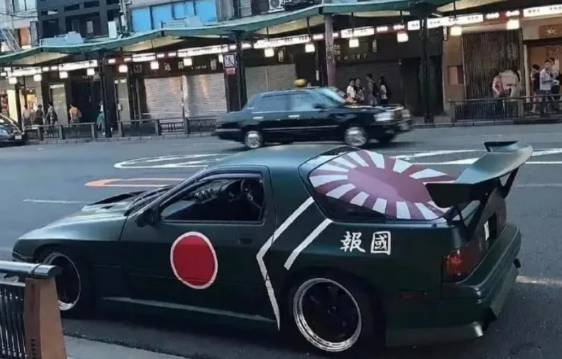 感觉会火|参观靖国神社,同前日本首相儿子合影:张哲瀚的背景,细思极恐