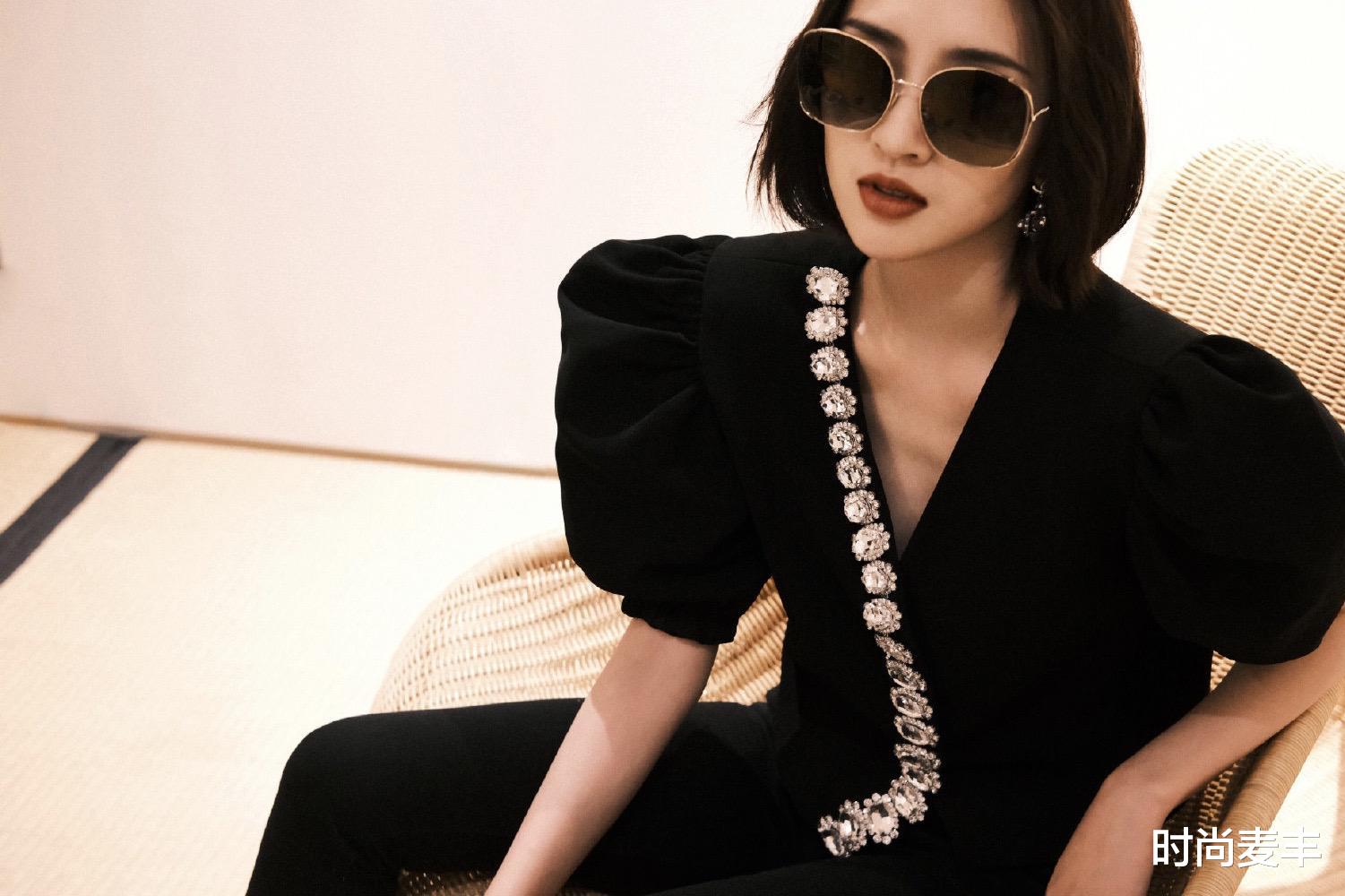 时尚麦丰|唐艺昕造型有点酷,黑色闪钻泡泡袖上衣配黑裤子,诠释甜飒之美